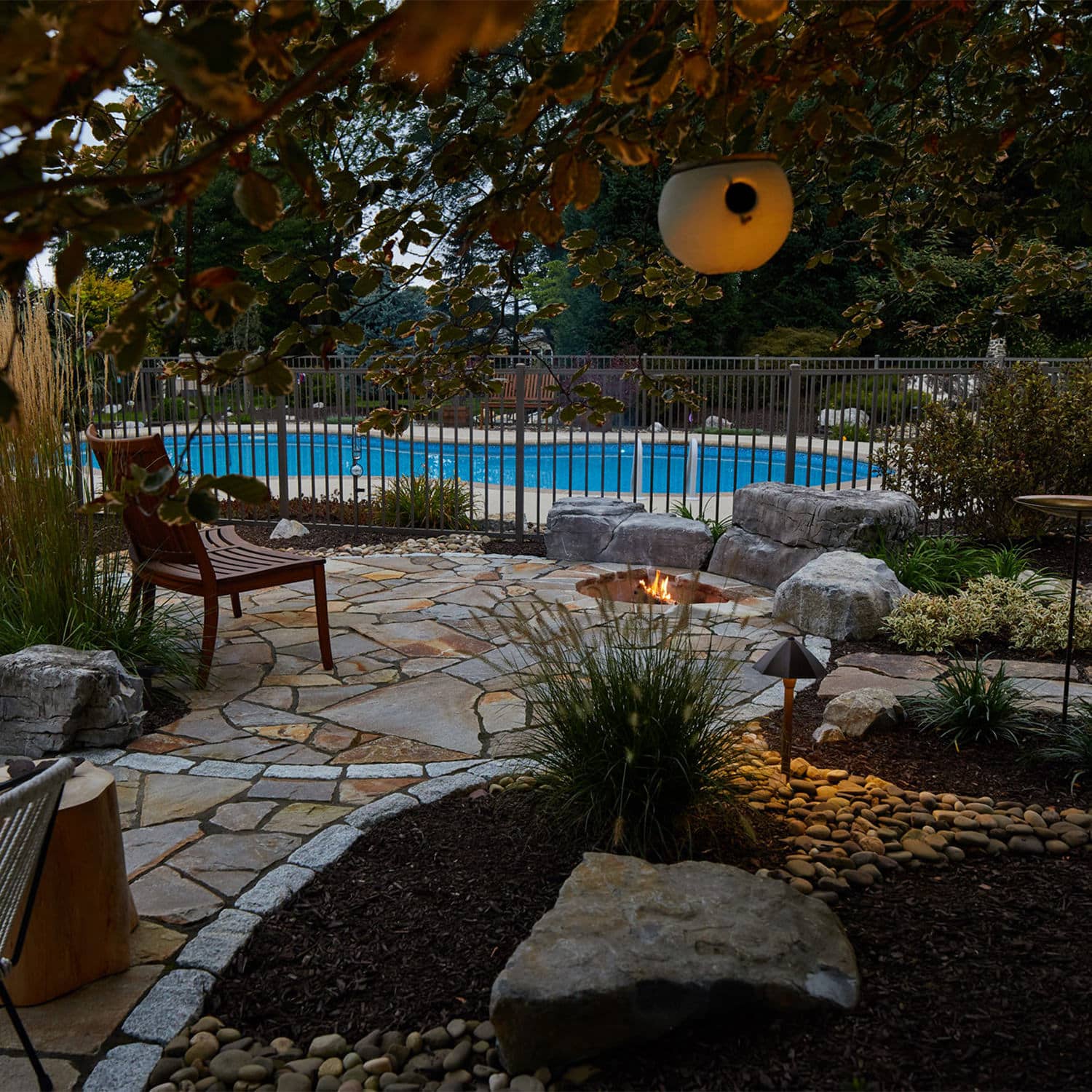 This irregular flagstone patio with sunken fire pit gives this poolside patio a rustic, inviting and cozy feeling…don’t you think?