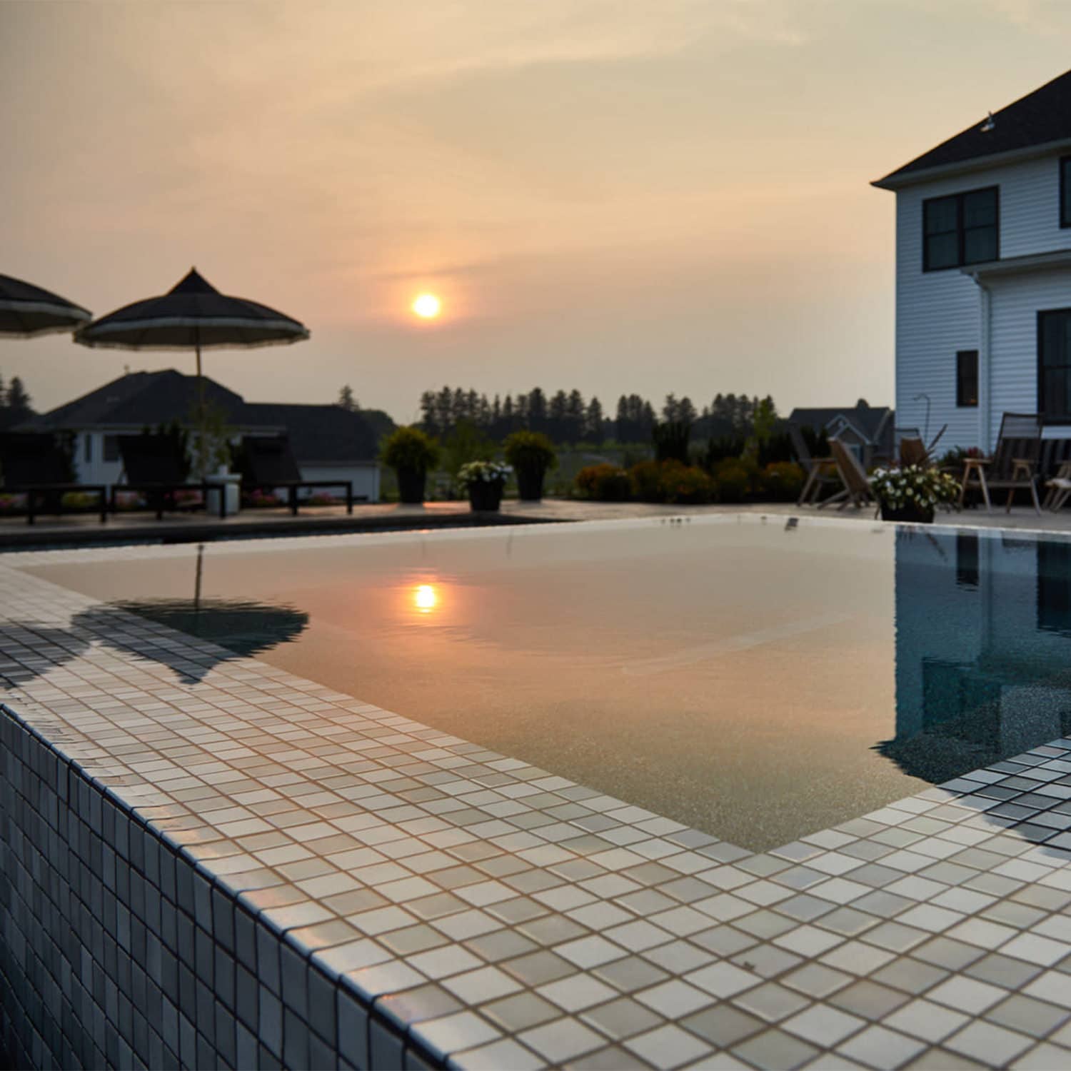 The way the sunset reflects off this custom overflow spa makes the water look like a sheet of glass! Perfection.