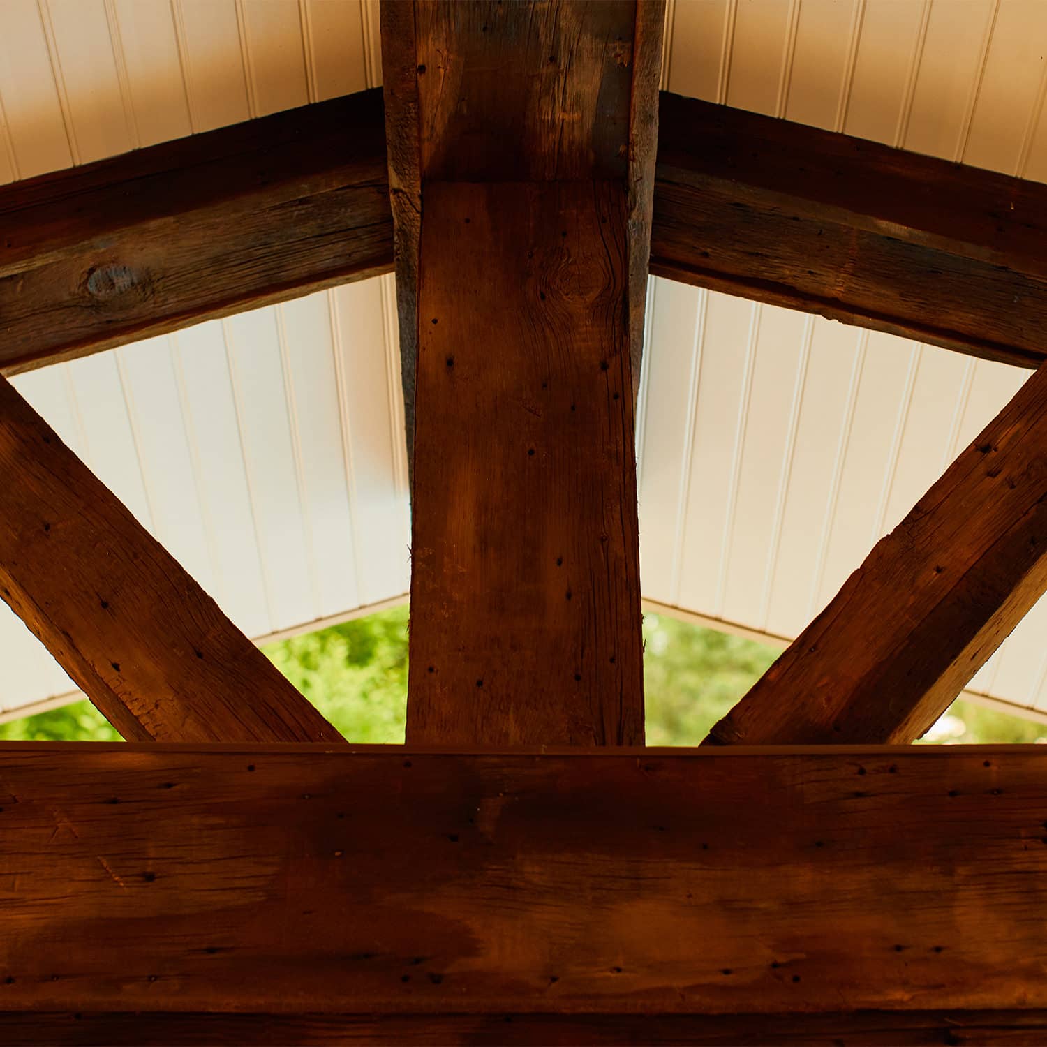 This authentic barnwood cladding shows original nail holes and wear, it’s the perfect complement to the clean roof lines. Rustic meets contemporary!